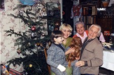 Встреча Нового, 1998 года, в семейном кругу. А.Смолярова с мужем, Ю. Петровым, дочерью Линой и внуком Станиславом.