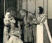 ЛЕДИ КАПУЛЕТТИ (справа)
«Ромео и Джульетта» У. Шекспира.
В сцене заняты: А. Литвинова, Е. Опалова, В. Халатов.
1954 г.