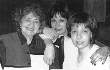 В кругу семьи:
с дочерью Ксенией и внучкой Дашей. 
Киев. 1990-е годы.