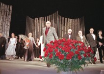 «И всё это было… И всё это будет…». 2001 год.
М. Резникович и участники спектакля после премьеры. 