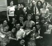 БОРИС ВОЗНЮК (третий справа во втором ряду)
Театральная студия при Театре им. И.Франко. 1963 год.