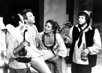 КРЕСПИНО (справа)
«Веер» К.Гольдони. 1980 год.
Сцена из спектакля.