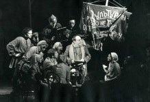 ДОКЛАДЧИК (в центре)
«Синие кони на красной траве» М.Шатрова. 1980 г.
Сцена из спектакля.