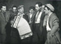 ПАВЕЛ ЧМЫХ (в центре)
«Песня под звездами» В.Собко. 1959 год.  
Сцена  из спектакля.