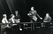 КОСИНСКИЙ (второй справа)
«Прошу занести в  стенограмму» Р.Феденёва. 1981 г.
Сцена из спектакля.