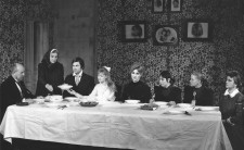 ЩЁТКИН (третий слева)
«Дети Ванюшина» С.Найдёнова. 1970 г.
Сцена из спектакля. 