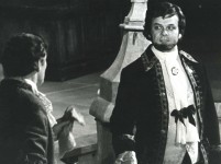 БАРОН дель ЧЕДРО (справа)
«Веер» К.Гольдони. 1980 г. 
Сцена из спектакля.