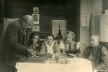 ОРЛОВА (в центре)
«Миссия мистера Перкинса» А.Корнейчука. 1944 г. 
Сцена из спектакля.