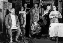 АКУЛИНА (вторая справа)
«Власть тьмы» Л.Толстого. 1974 г. 
Сцена из спектакля.
