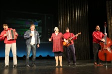 В.Сарайкин (второй слева)
в спектакле «Смесь небес и балагана!». 2016 г.
