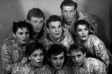 СЛУЖАНКА (слева во 2-ом ряду)
«Комедия ошибок» В.Шекспира.1959 г.
Сцена из спектакля.
