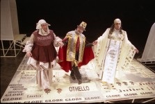 ТРЕТИЙ АКТЁР (слева)
«Весь Шекспир – за один вечер!». 2005 г.  
В сцене заняты: В. Алдошин, А. Бондаренко

