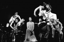 ОДИНОКАЯ (в центре)
«Невероятный бал» А.Рубиной. 2001 г.
Сцена из спектакля.
